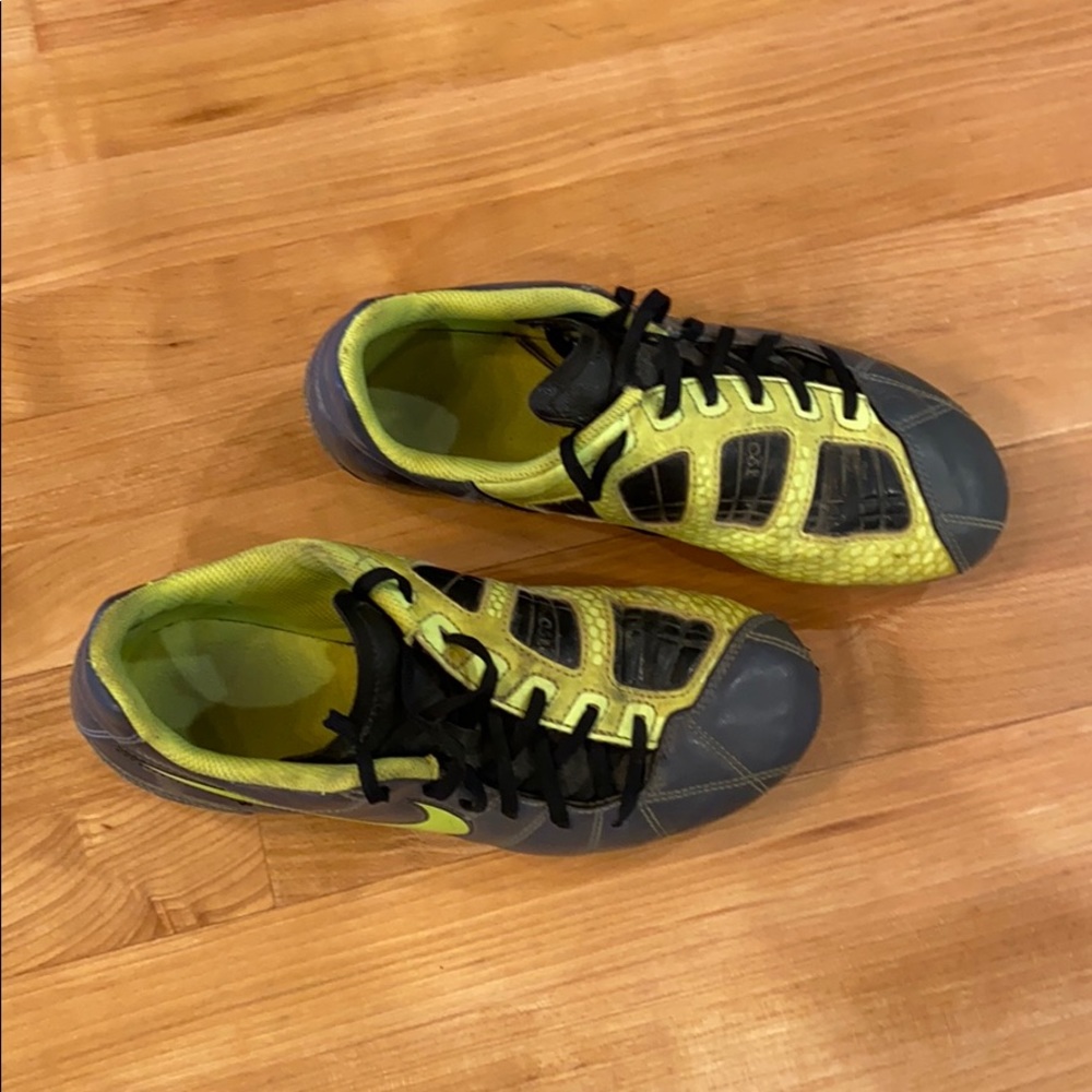 Cleats / Spikes - Picture 2 of 3